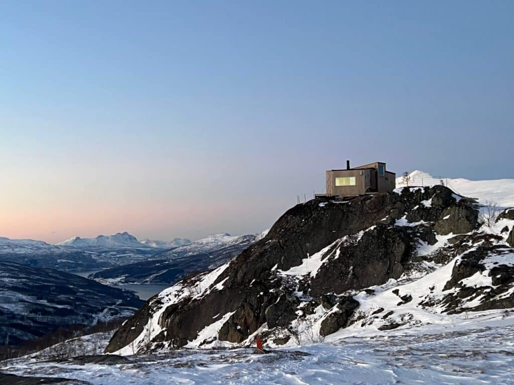 Staselig ligger den nye Snolkehytta på toppen av fjellet Snolke i Gratangen kommune i Indre Troms.