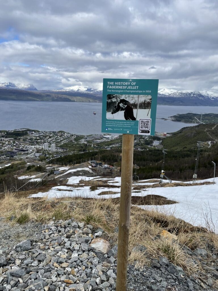 A part of the AURORAL project involves digital storytelling. The project has set up informational signs along popular hiking trails and at various destinations in the Hålogaland region, where QR codes add images and text to the hiking experience. Photo: Mikael af Ekenstam