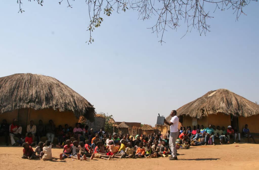 Markedsføringsmøte med småbønder i en landsby i østprovinsen i Zambia. FOTO: Solar Village