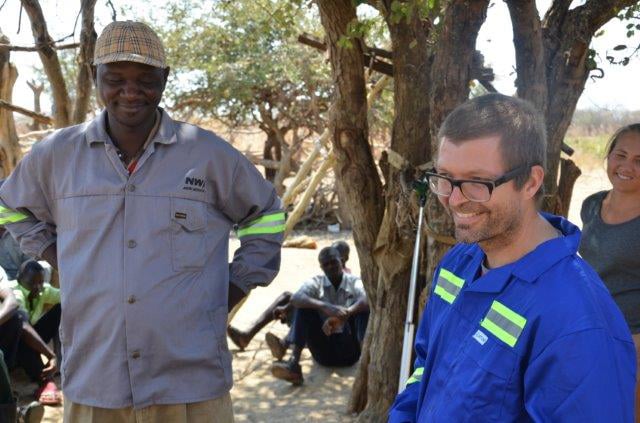 Peter Legat jobber tett sammen med zambiske bønder og de ansatte i Solar Village for at det fleksible batteriet skal komme best mulig til nytte for dem som trenger det. Legat kjenner godt til utfordringene som småbønder i zambiske landsbyer står overfor. Foto: Solar Village